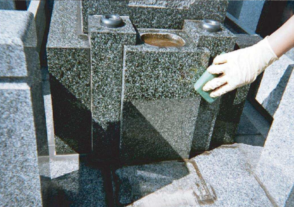 墓石の洗浄例（タイルクリーン）