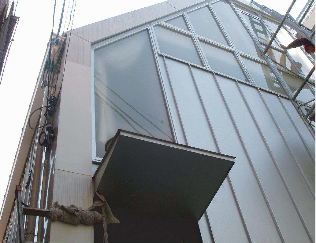 ガルバリウム鋼板の洗浄例（タイルクリーン）