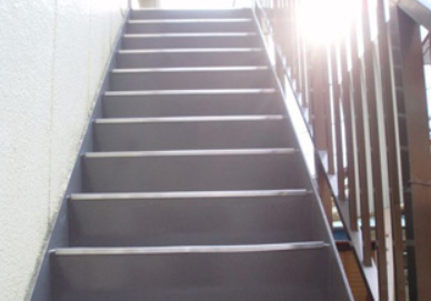 施工事例｜アパート階段の外壁防汚コーティング