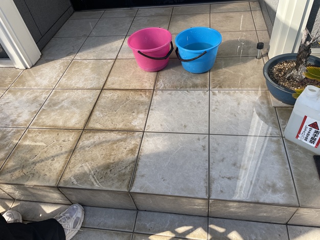 【施工事例】玄関タイル（御影石・表面光沢仕上げ）の黒ずみをタイルクリーンで洗浄｜個宅玄関の美観回復